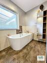 Mit moderner Badewanne - 