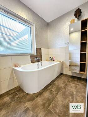 Mit moderner Badewanne - 