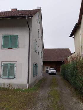 Hofeinfahrt - 4 Zimmer Einfamilienhaus zum Kaufen in Singen