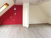 Wohnzimmer mit offener Küche - 2 Zimmer Etagenwohnung zum Kaufen in Niestetal