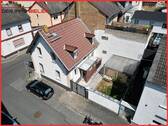 Hausansicht mit Innenhof - Reihenendhaus mit 97,00 m² in Wiesbaden-Mainz-Kostheim zum Kaufen