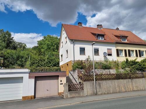 Straßenansicht - Klein, aber mein! Eigenheim für kleines Geld! Doppelhaushälfte mit Garage und Garten!