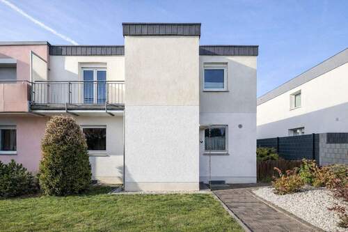 Hausansicht - Sackgassenlage. Garten. Garage. Doppelhaushälfte mit zwei Wohneinheiten in Rheinnähe.