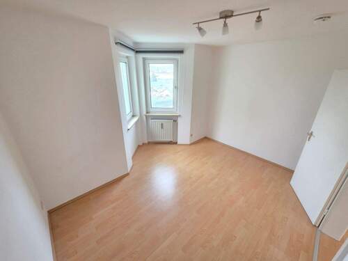 Schlafzimmer mit Erker und viel Licht - 