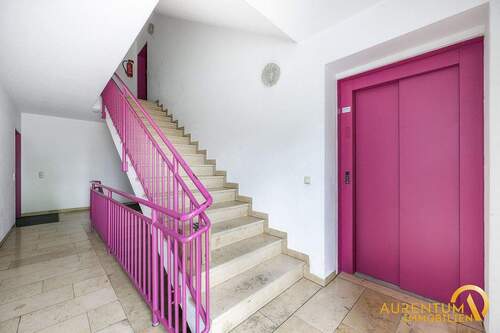 Treppenhaus mit Aufzug - 