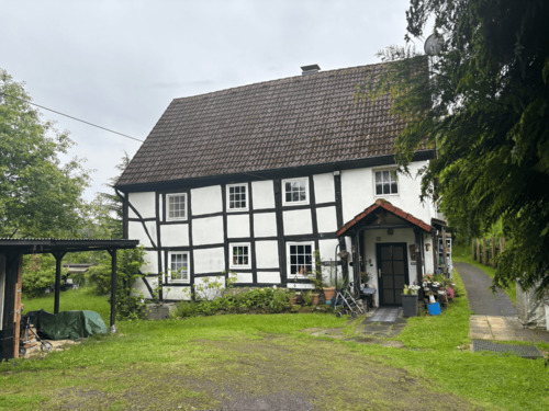 Hausansicht - 1 Zimmer Mehrfamilienhaus, Wohnhaus zum Kaufen in Iserlohn
