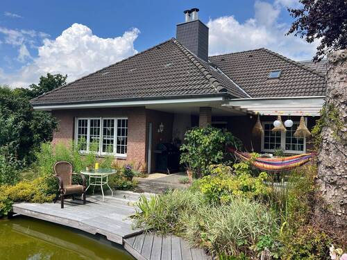 Südseite - Charmantes Einfamilienhaus mit Keller, Einliegerwohnung, Teich und Doppelgarage