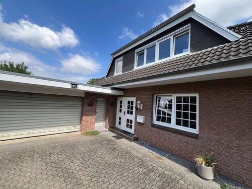 Eingang Doppelgarage - 6 Zimmer Mehrfamilienhaus, Wohnhaus in Ratekau