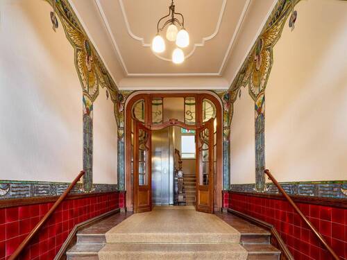 Bauzeitlicher Hauseingang - 7 Zimmer Etagenwohnung zum Kaufen in Berlin