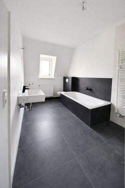 Badezimmer - Großzügig, hell, hochwertig - sanierte 3-Raum-Wohnung im gepflegten Mehrfamilienhaus