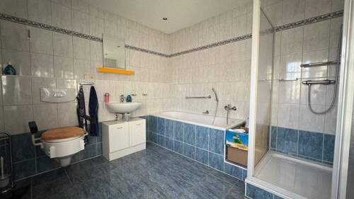 EG Bad mit Wanne und Dusche - 