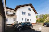 Hausansicht - (KI optimiert) - BERK Immobilien - Gepflegtes 3-Familienhaus mit großem Grundstück und vielseitigen Möglichkeiten