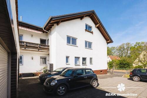 Hausansicht - (KI optimiert) - BERK Immobilien - Gepflegtes 3-Familienhaus mit großem Grundstück und vielseitigen Möglichkeiten