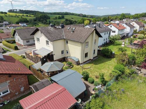 Seitenansicht - 7 Zimmer Mehrfamilienhaus, Wohnhaus zum Kaufen in Kirtorf