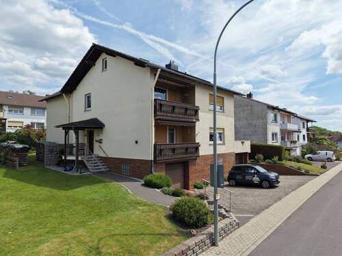 Straßenansicht - 7 Zimmer Mehrfamilienhaus, Wohnhaus in Kirtorf