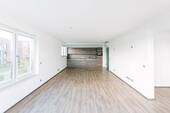Wohnzimmer mit integrierter Einbauküche - 
