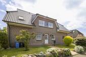 Straßenansicht - Leben in Zingst auf dem Darß: Lichtverwöhntes, geräumiges Einfamilienhaus inkl. 2 WE