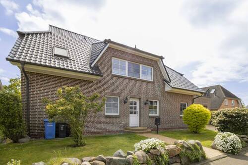 Straßenansicht - Leben in Zingst auf dem Darß: Lichtverwöhntes, geräumiges Einfamilienhaus inkl. 2 WE