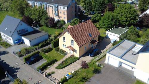 Luftbild_Vorn - Wohnen und Arbeiten vereint - hochwertiges Einfamilienhaus mit Praxis und Doppelgarage