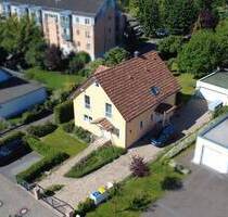 Wohnen und Arbeiten vereint - hochwertiges Einfamilienhaus mit Praxis und Doppelgarage - Taucha