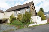 Hausansicht - Einfamilienhaus mit Ausbaupotential, Garage und Freistellplatz