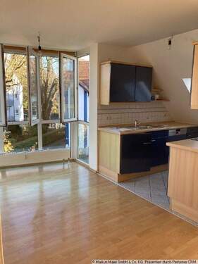 Wohnraum mit Küche - Helle Wohnung mit Erker und Spitzboden - Erbpacht