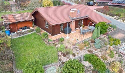 Aussenansicht - WOHNEN WIE IM URLAUB sehr gepflegter Bungalow in Holzbauweise mit großer Terrasse, Garage und angelegtem Garten in ruhiger Ortsrandlage von Berkatal