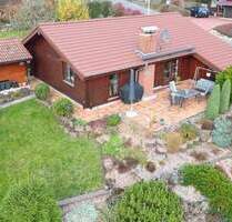 WOHNEN WIE IM URLAUB sehr gepflegter Bungalow in Holzbauweise mit großer Terrasse, Garage und angelegtem Garten in ruhiger Ortsrandlage von Berkatal