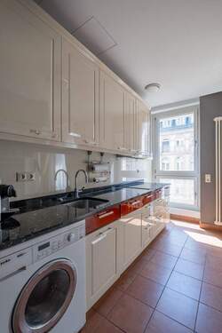 Blick in die Küche - 2 Zimmer Etagenwohnung in Berlin