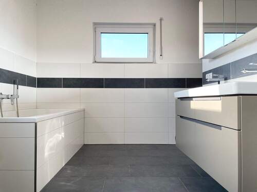 Badezimmer im OG (begehbar über Elternschlafzimmer) - 