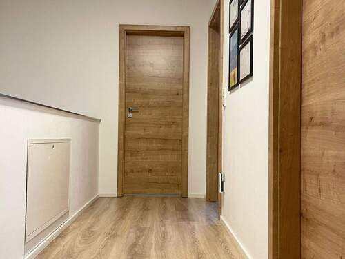 Flur im OG mit Zugang zu den Kinderzimmern und dem separaten Bad/WC - 