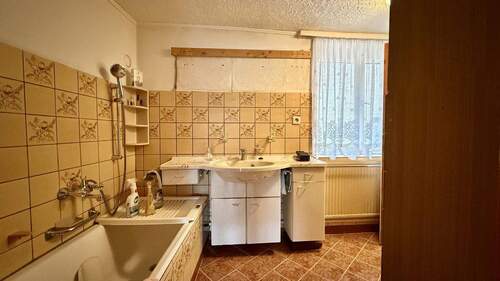 Bad mit Wanne und Dusche - 