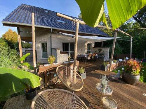 Rückansicht mit Terrasse im Sommer - 8 Zimmer Einfamilienhaus in Rheinberg