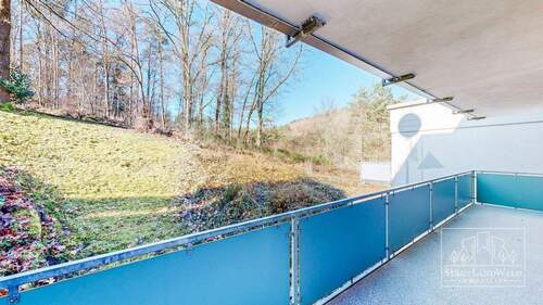 Balkon mit Blick in den Wald - 