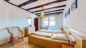Schlafzimmer 1 mit Übergang auf den Balkon - 