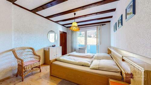 Schlafzimmer 1 mit Übergang auf den Balkon - 