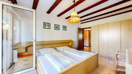 Schlafzimmer 1 mit Übergang auf den Balkon - 