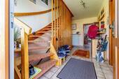 Flur EG mit Treppe zur Einliegerwohnung - 