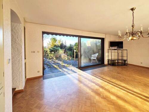 Wohnzimmer mit Zugang zur Terrasse - 7 Zimmer Einfamilienhaus in Leonberg