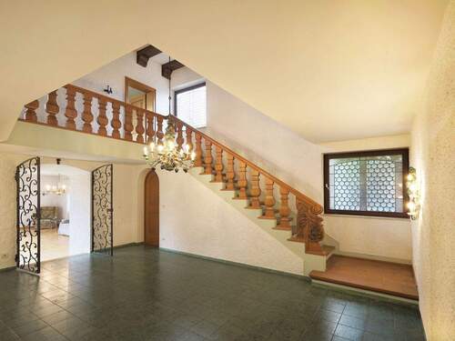 Empfangsraum und Galerie im Zentrum des Wohntrakes - 