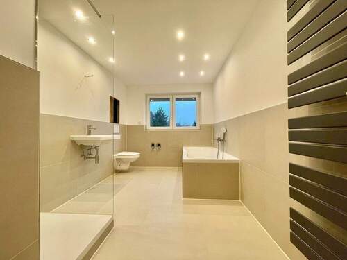 Bad mit Wanne & Dusche ähnlich - 