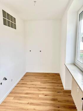 Helle Küche mit Platz für kleine Essecke - 