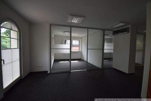 nebeneinander liegende, helle Büroräume - 