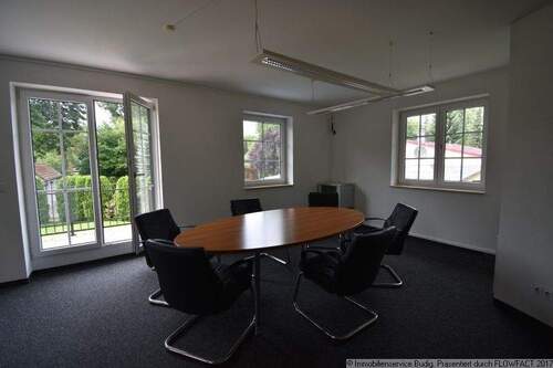 Besprechungsraum mit Zugang zum Balkon - 