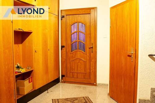 Flur EG - 6 Zimmer Mehrfamilienhaus, Wohnhaus in Auerbach