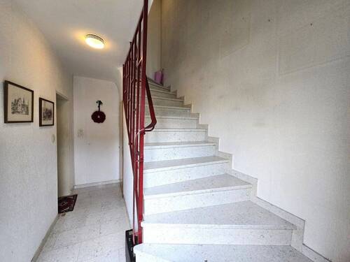 Hausflur - 9 Zimmer Einfamilienhaus in Niestetal