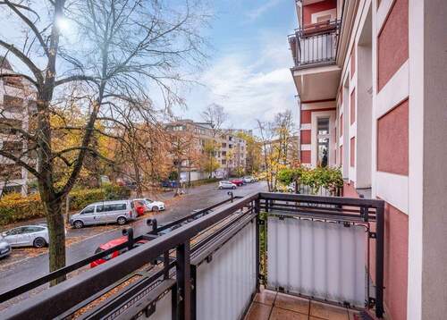 Blick vom Balkon in die Straße - Etagenwohnung mit 86,00 m² in Berlin zum Kaufen