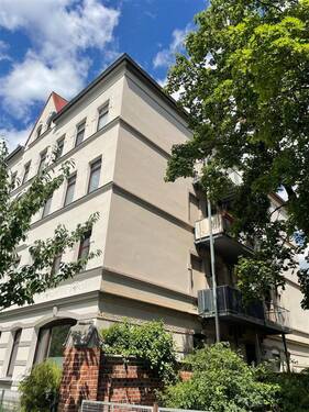 Blick zum Balkon und zur Frontansicht - 2 Zimmer Etagenwohnung zum Kaufen in Braunschweig