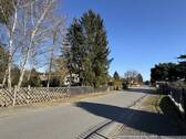 Anliegerstraße mit Nachbarbebauung (links befindet sich das Grundstück) - Grundstück zum Kaufen in Grünheide