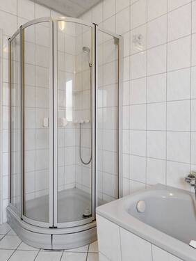 Badezimmer EG - Werz Immobilien - 